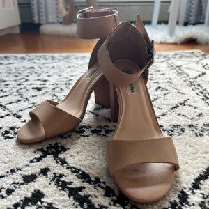 Nude Steve Madden Chunky Heeled Sandals with Ankle Strap - Size 6.5